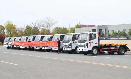 東風多利卡勾臂垃圾車批量發車